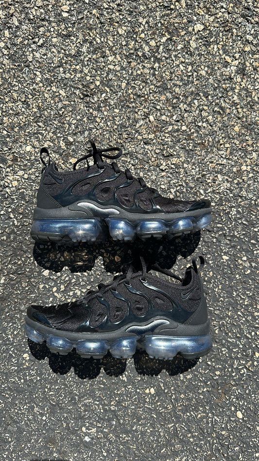 Nike vapor max plus “Triple Black” (women’s)