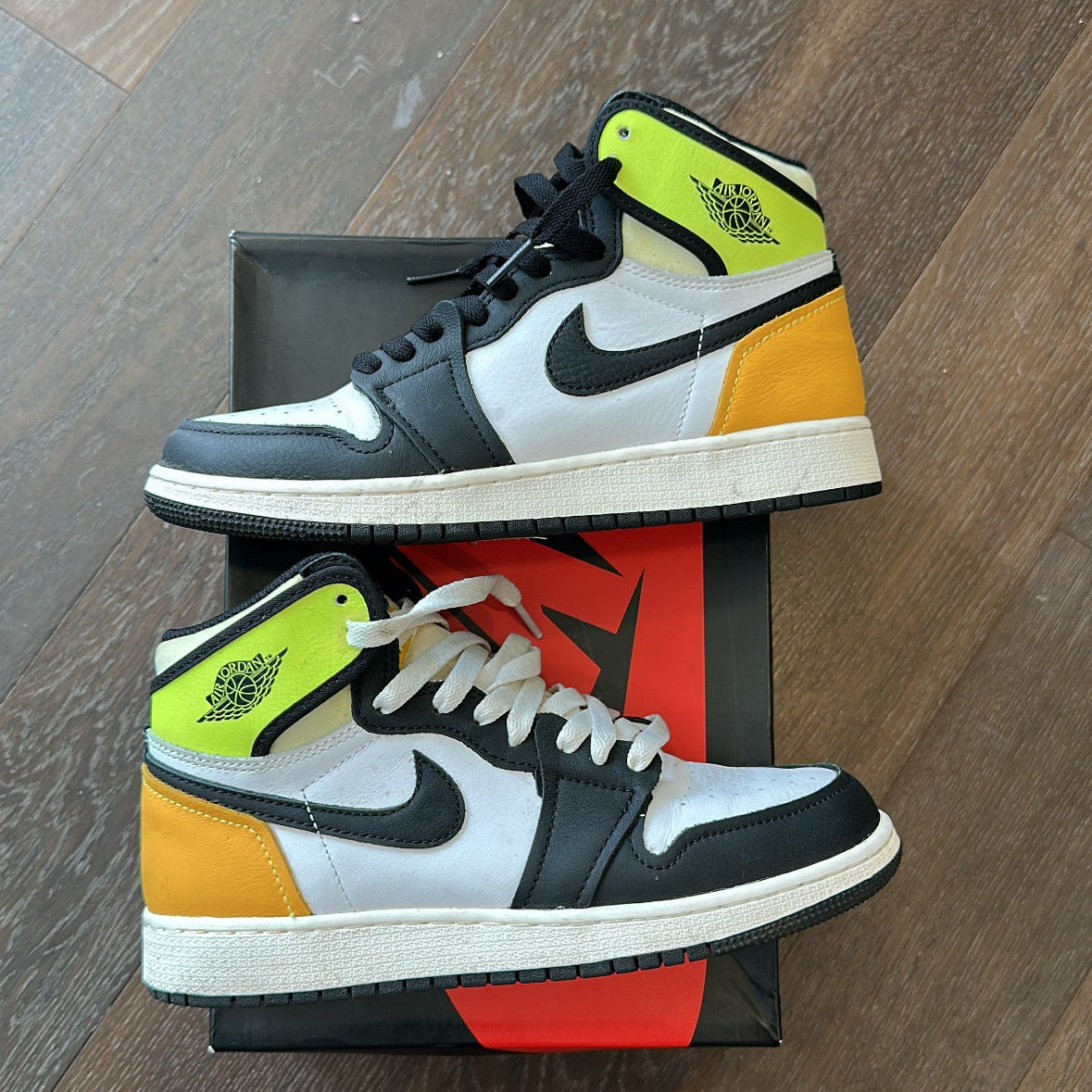Jordan 1 high Og “white black volt university gold”