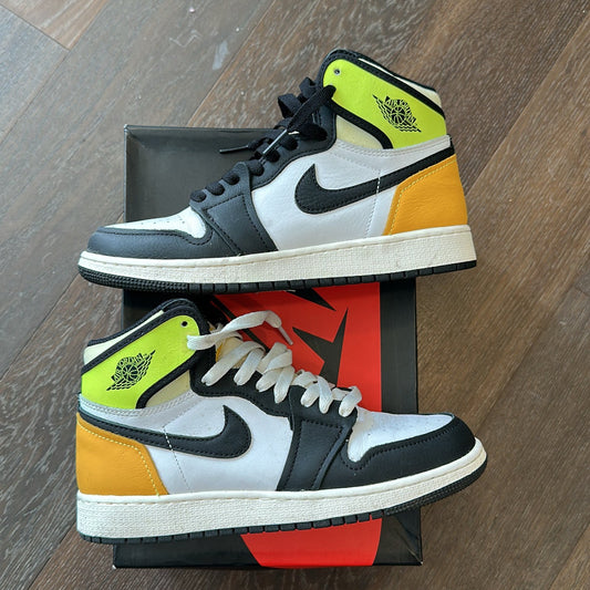 Jordan 1 high Og “white black volt university gold”