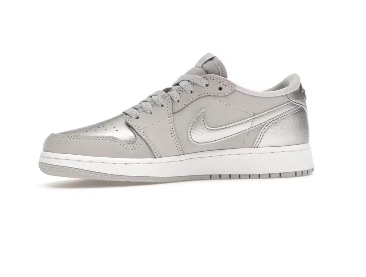 Jordan 1 low GS “Metallic Silver”