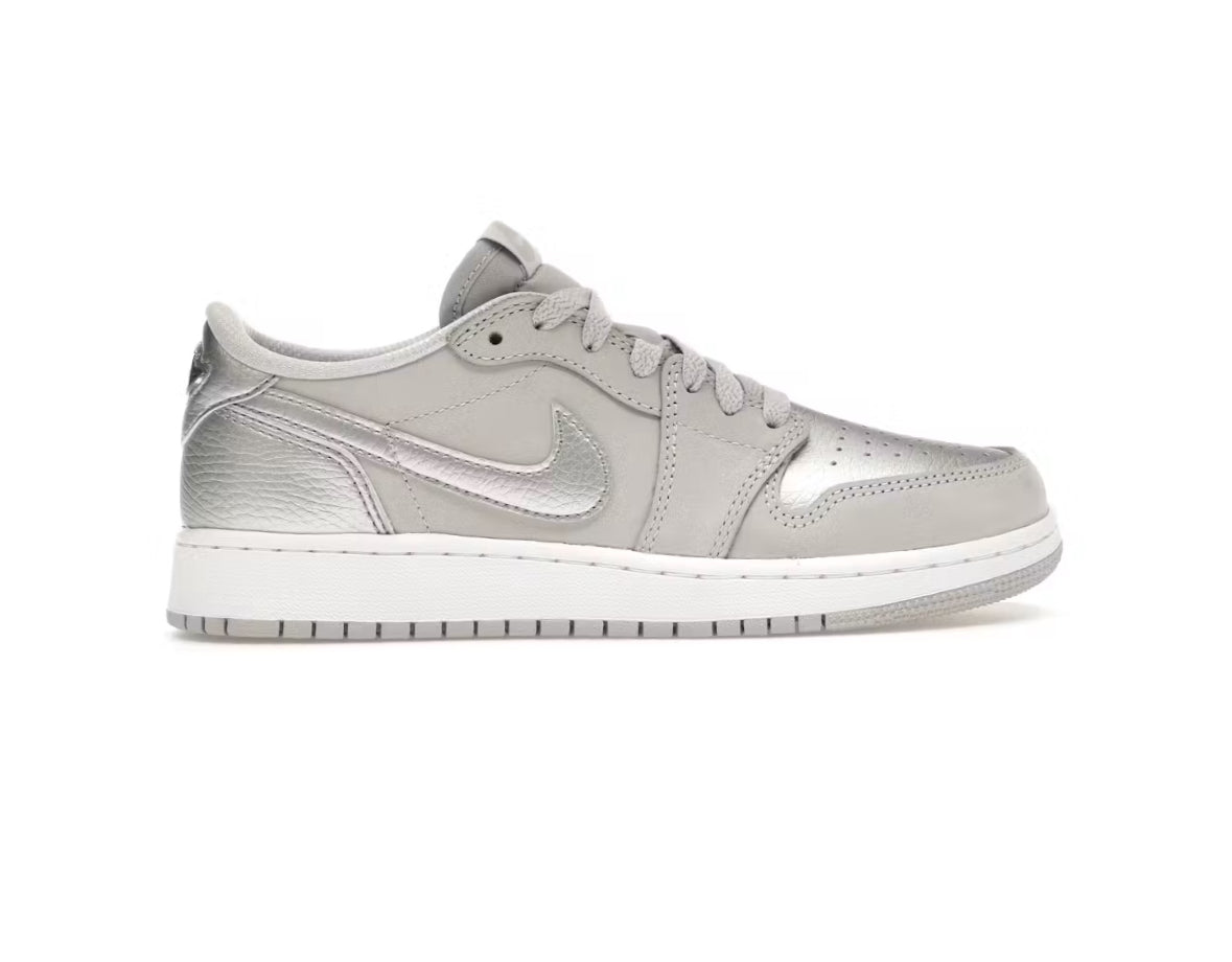 Jordan 1 low GS “Metallic Silver”