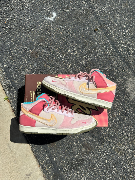 Nike dunk mid “Social Status Strawberry Milk”